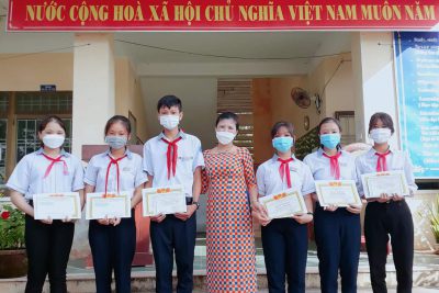 Trao thưởng cho học sinh giỏi cấp thành phố trong tiết chào cờ đầu tuần. Chúc các em chăm ngoan học giỏi và đạt được nhiều thành tích hơn nữa.