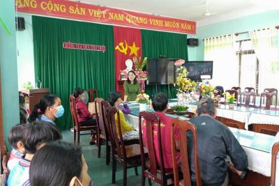 BGH trường trao 08 máy tính bảng từ Chương trình “Sóng và máy tính cho em” cho các em học sinh có hoàn cảnh khó khăn năm học 2022-2023