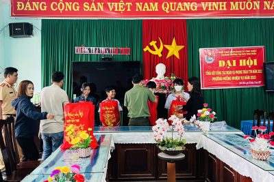 Đoàn Thanh niên Công an thành phố Quảng Ngãi tặng quà cho các hoàn cảnh khó khăn và em nuôi của đoàn