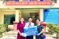 PHÁT THƯỞNG HSG CẤP TRƯỜNG, CẤP TP. ĐỒNG THỜI TRAO TẶNG TIỀN HỖ TRỢ CỦA TẬP THỂ GV ĐỠ ĐẦU CHO EM VĂN ĐOÀN QUỐC THUẬN